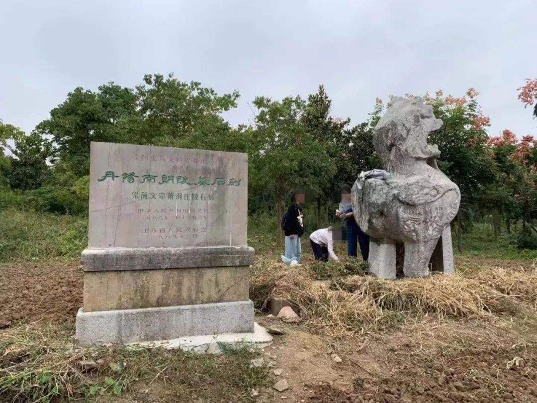 南朝石刻又遭破坏！被一群自称来自上海大学的学生非法拓印！