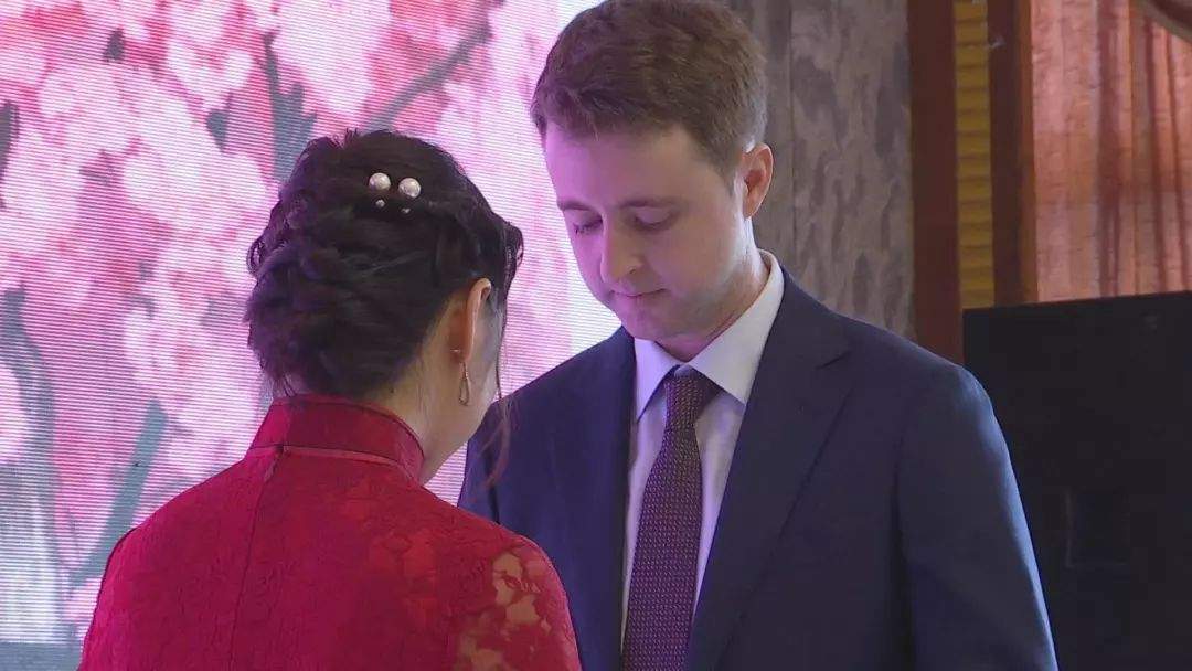 热闹的中式婚礼见证一段美好的跨国婚恋