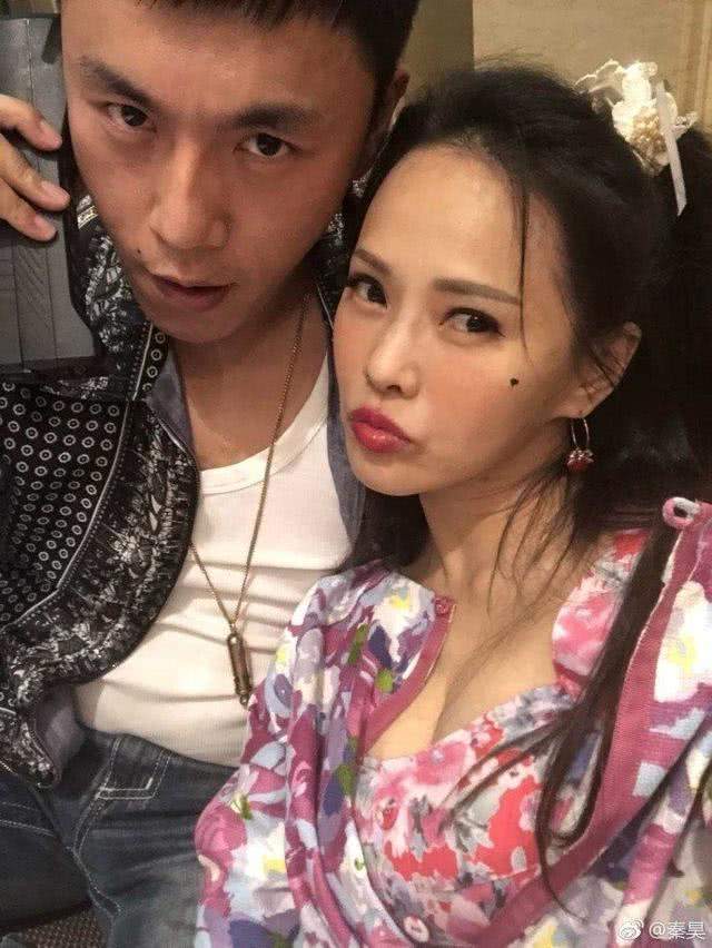 与前夫离婚，遭现任老公嫌弃，伊能静深夜与小10岁男友晒恩爱