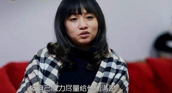 女孩坐公交，公交上这个举动有点残忍，网友：缺乏教训