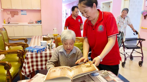 老人在豪华养老院生活，医养结合一定要有