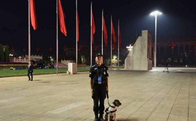 带警犬赴京参加国庆安保，这位万州民警真帅