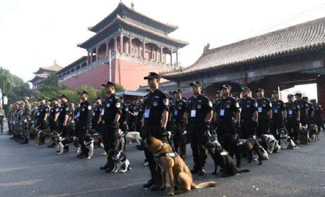 带警犬赴京参加国庆安保，这位万州民警真帅