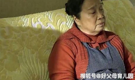 熊孩子球砸到女孩脸上，家长：“孩子小不懂事”，女孩回怼成亮点