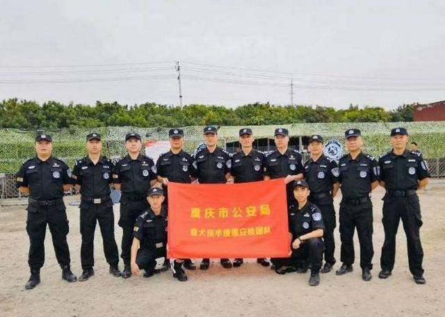 带警犬赴京参加国庆安保，这位万州民警真帅