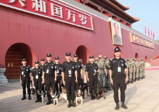 带警犬赴京参加国庆安保，这位万州民警真帅