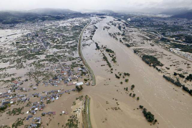 日本台风致33人死风力足以吹翻卡车拔起树木