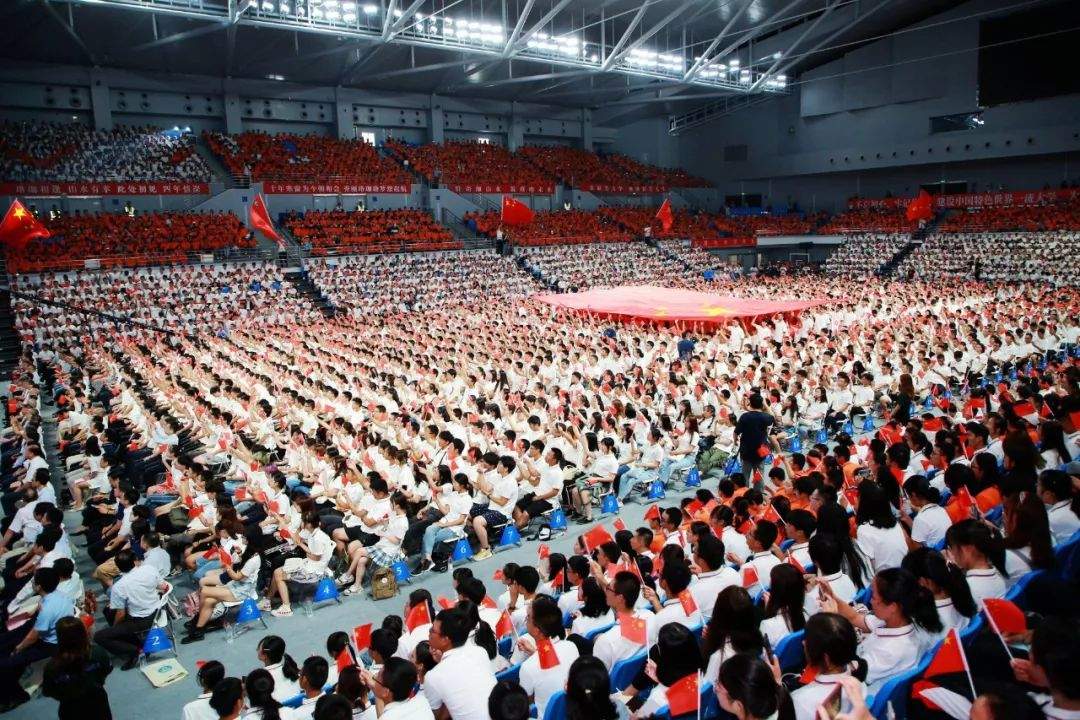 关注|硬核霸屏！今天，武汉这些地标上了人民日报