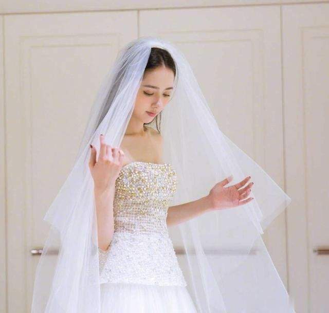 向佐郭碧婷结婚合照曝光，站在中间的另有其人，网友：她凭什么？