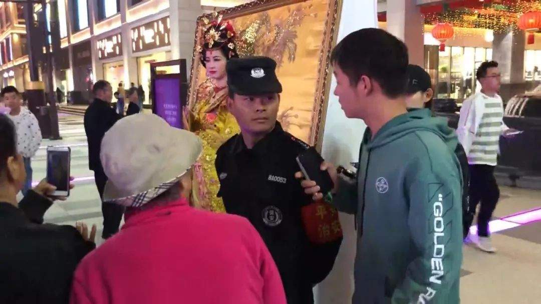 西安：景区女演员被一老人强搂合影？市民：提高个人素质