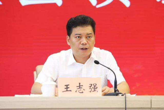 县长和县委书记都是“一把手”，行政级别相同，谁的话语权更大？