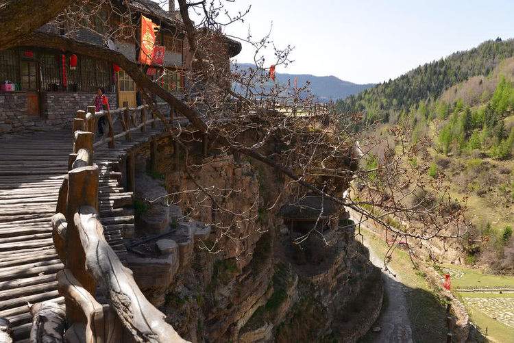 中国一座神奇的小村庄，与地面悬空近百米，村民喝山泉用骡马出行