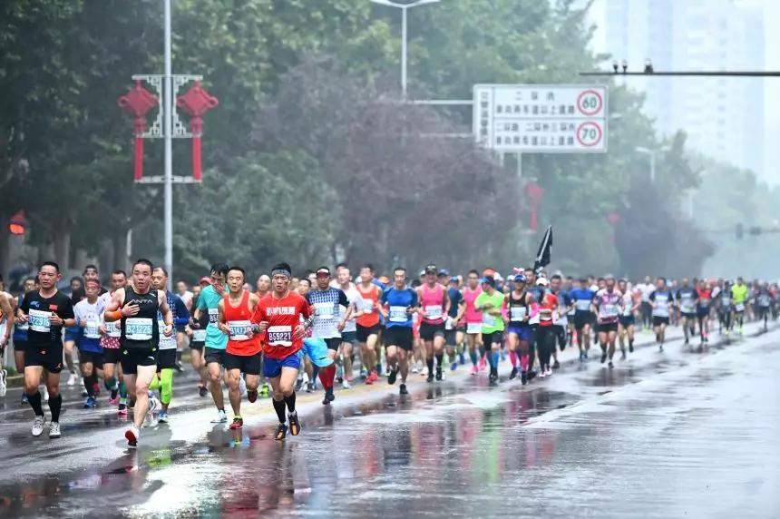 万人雨中马拉松！西安今天又燃炸了！