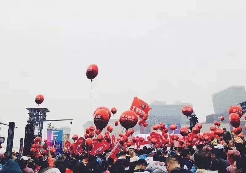 万人雨中马拉松！西安今天又燃炸了！