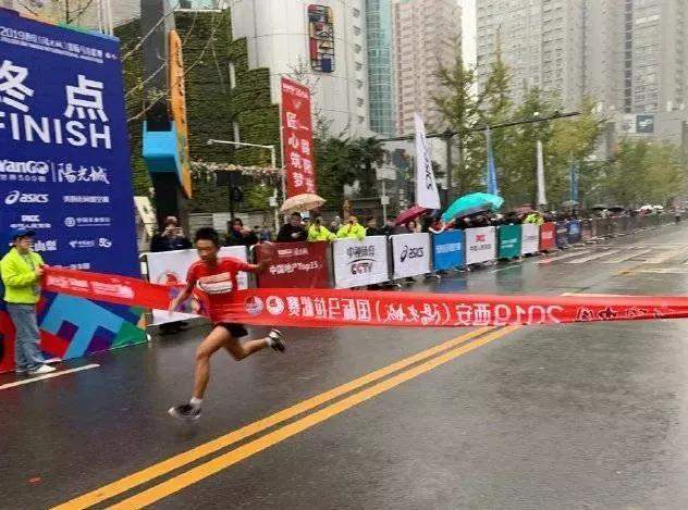 万人雨中马拉松！西安今天又燃炸了！