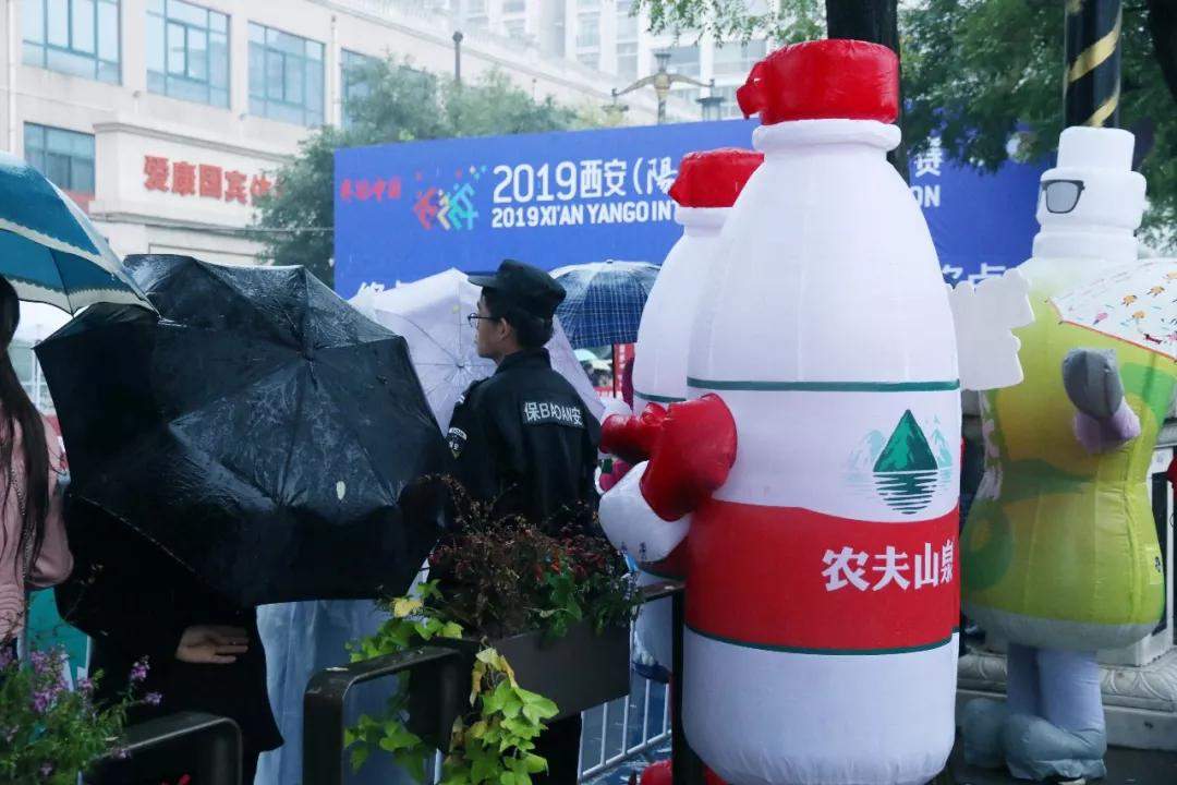 万人雨中马拉松！西安今天又燃炸了！