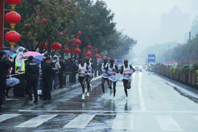 万人雨中马拉松！西安今天又燃炸了！