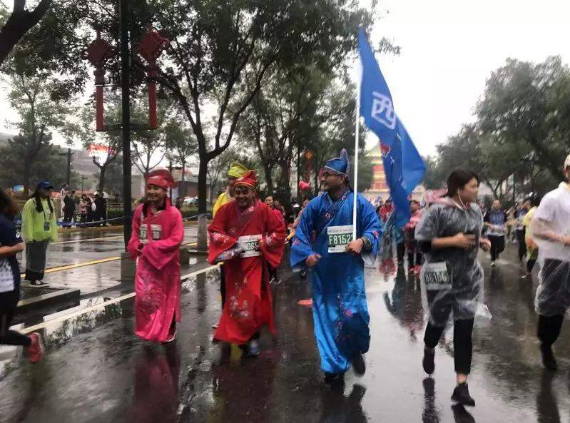 万人雨中马拉松！西安今天又燃炸了！