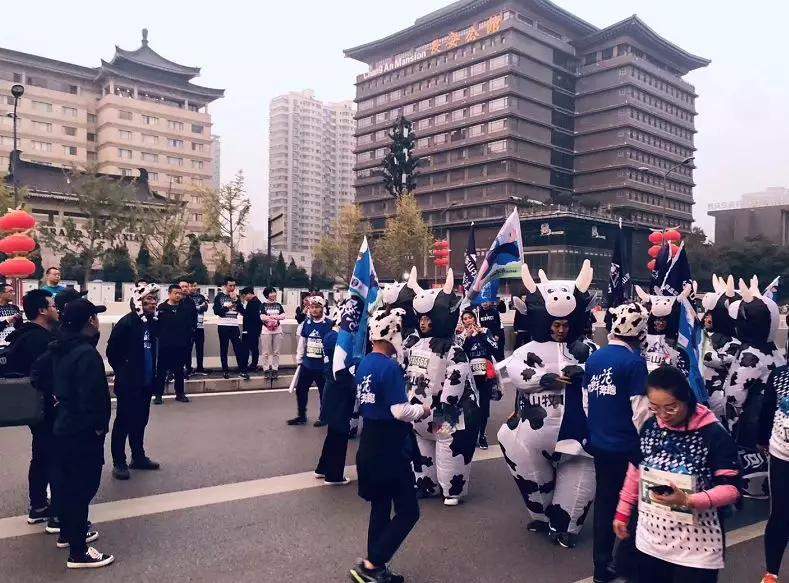 万人雨中马拉松！西安今天又燃炸了！