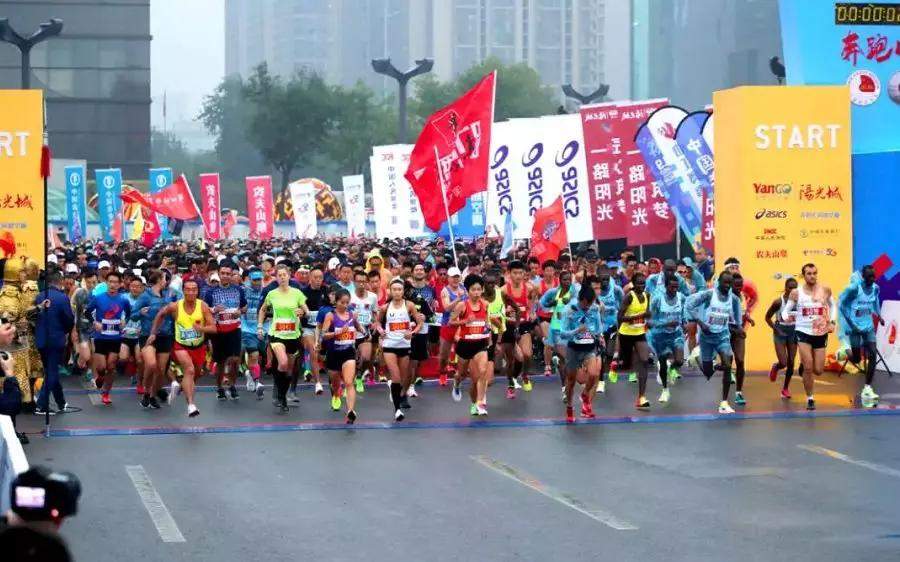 万人雨中马拉松！西安今天又燃炸了！