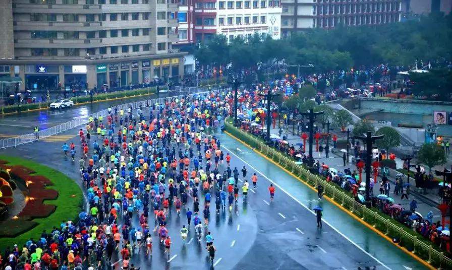 万人雨中马拉松！西安今天又燃炸了！