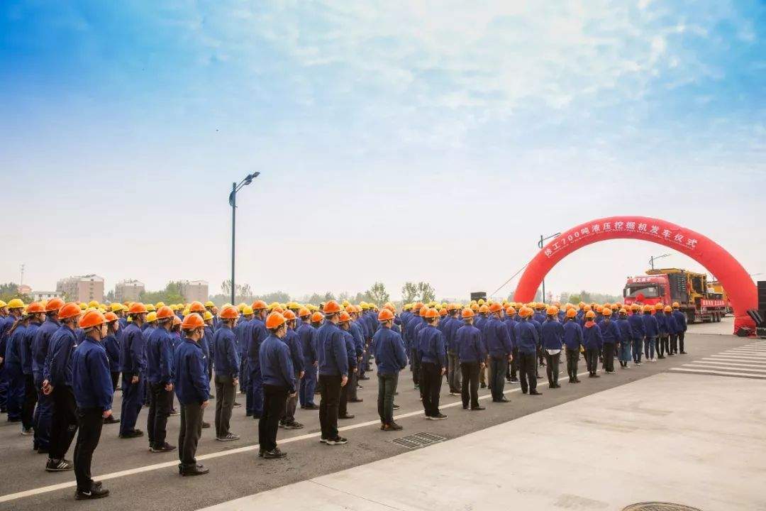 大国重器！“神州第一挖”徐工700吨液压挖掘机发车！