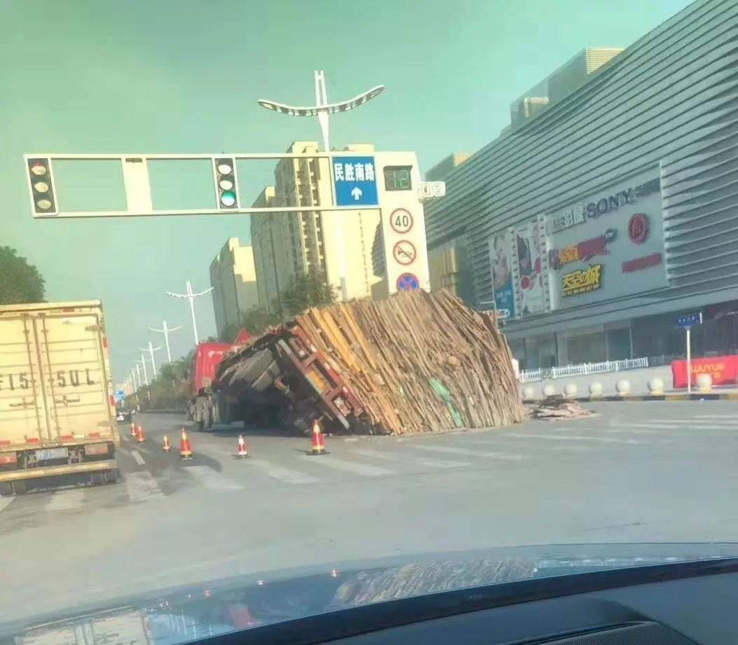 启东吾悦广场路口，一挂车侧翻，疑似“超载”