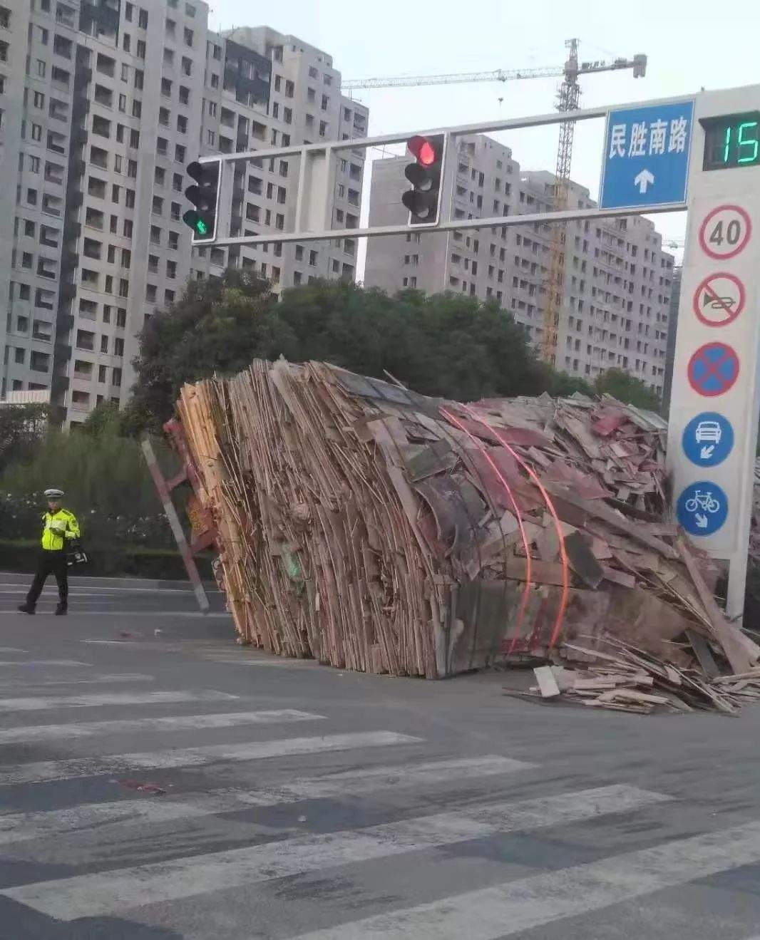 启东吾悦广场路口，一挂车侧翻，疑似“超载”