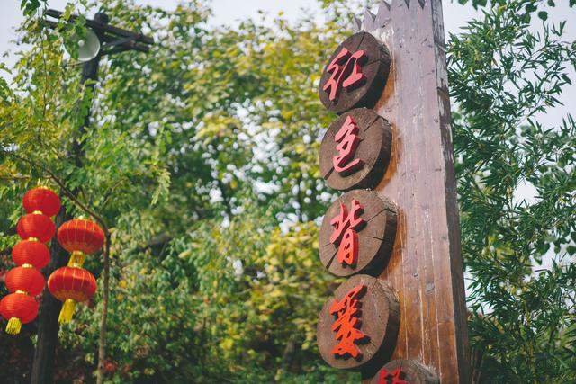 北京京郊秋日正浓，坡峰岭红叶节赏万亩黄栌红