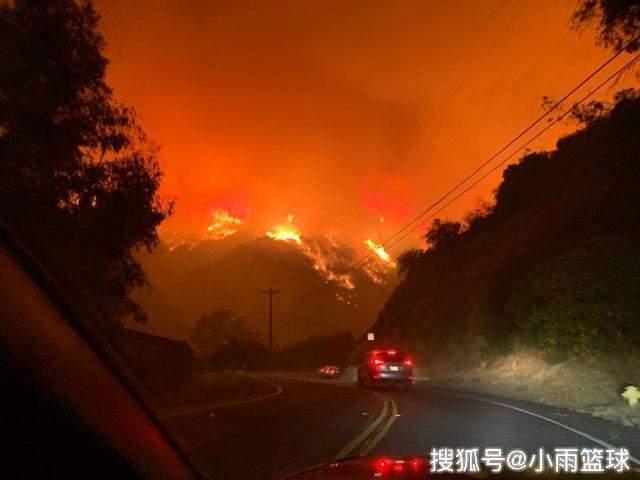 火山喷发，詹姆斯半夜携全家人逃难，一度无处落脚，连发4条动态