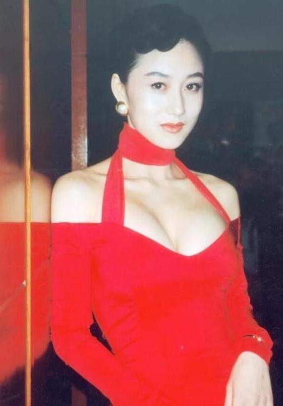 李连杰女儿出席名媛舞会，“绝世美人”利智却上热搜，曾迷倒赌王