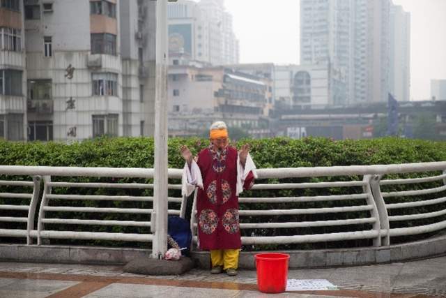 卖艺人的广州一日：在广州最金贵的街头卖艺，他却越赚越少