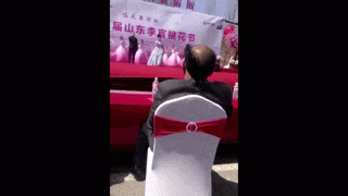 搞笑gif：你们秀恩爱就算了，为什么还要伤害我