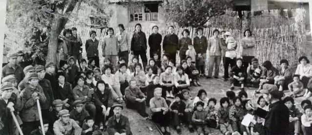 1982年他称帝，刻了玉玺纳了妃子，刚准备御驾亲征，就被公安抓获