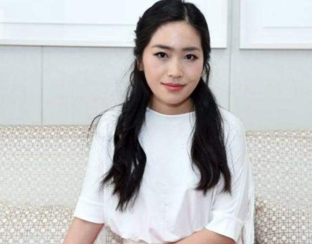 她是张艺谋女儿，23岁结婚遭家暴，怒斥巩俐“你毁我童年”！