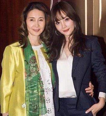 李小璐妈妈点赞支持女儿是受害者言论，网友吐槽有其母必有其女