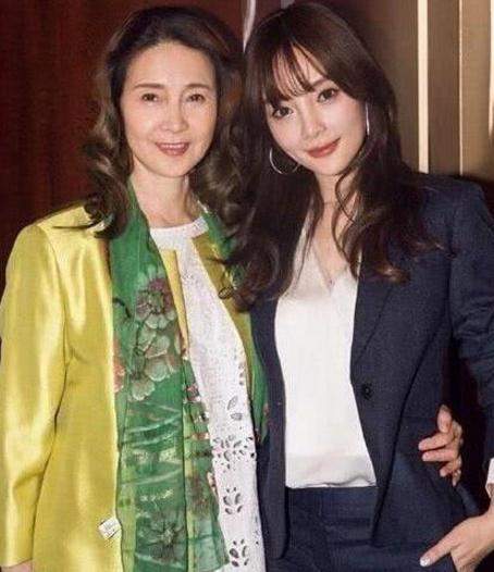 贾乃亮李小璐宣布离婚后，李小璐母亲用一种特殊方式力挺女儿