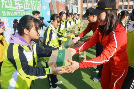 足行健按摩鞋伴随冠军进校园来到西信中学金花南路小学—世界冠军蒋秋艳