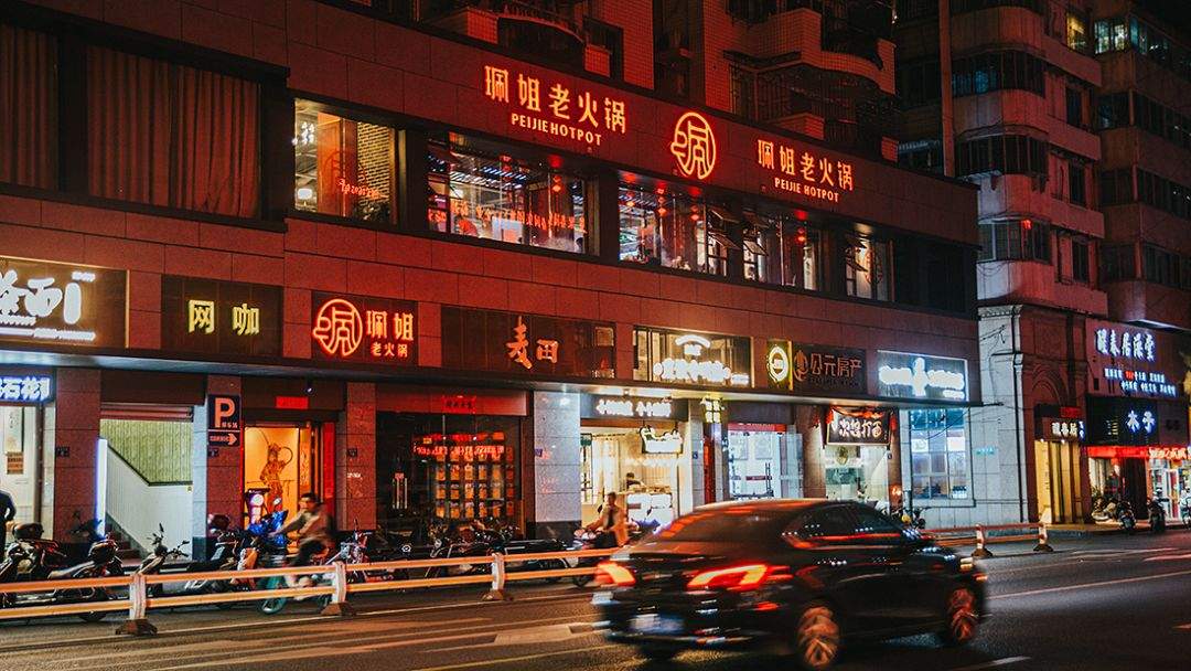 一米宽的门头，不耽误这个老姐的店排出春运场面，连朱一龙都来......