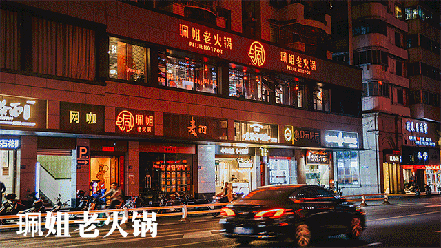 一米宽的门头，不耽误这个老姐的店排出春运场面，连朱一龙都来......