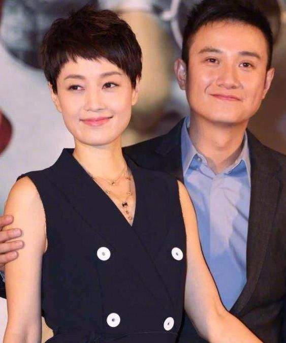 跟马伊琍离婚后获美女接机，文章否认恋情：朋友搭把手就热吻了