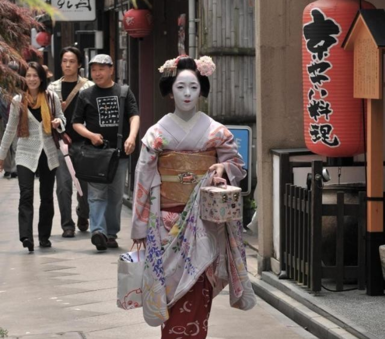 日本艺伎不是妓，贵为“非遗”却不堪游客骚扰，今已出台禁拍令！