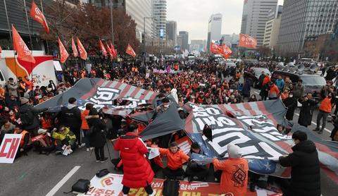 韩国民众在美国大使馆前抗议示威怒撕星条旗