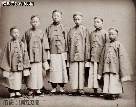 1872年30名留美幼童合影：21人考入大学，2人早退2人病亡1人逃跑