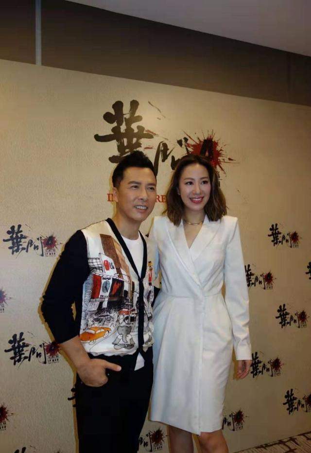 甄子丹老婆穿白裙变白月光，一笑撞脸钟丽缇，怪不得甄子丹怕老婆