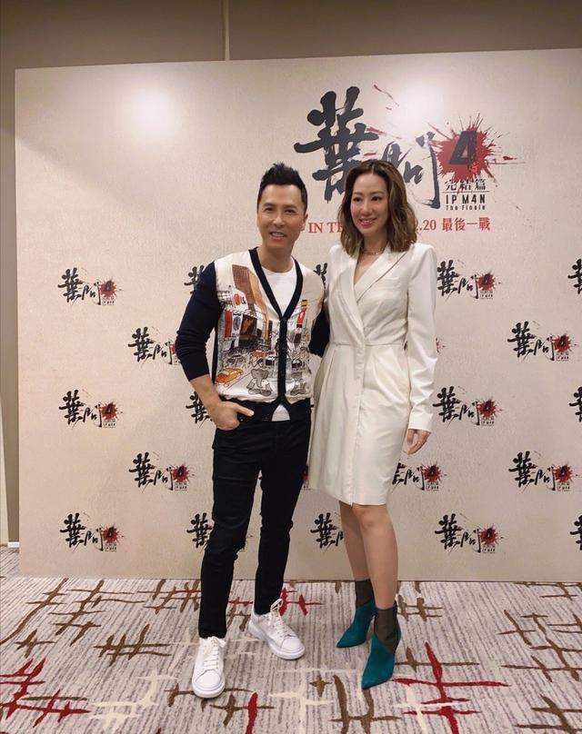 甄子丹老婆穿白裙变白月光，一笑撞脸钟丽缇，怪不得甄子丹怕老婆