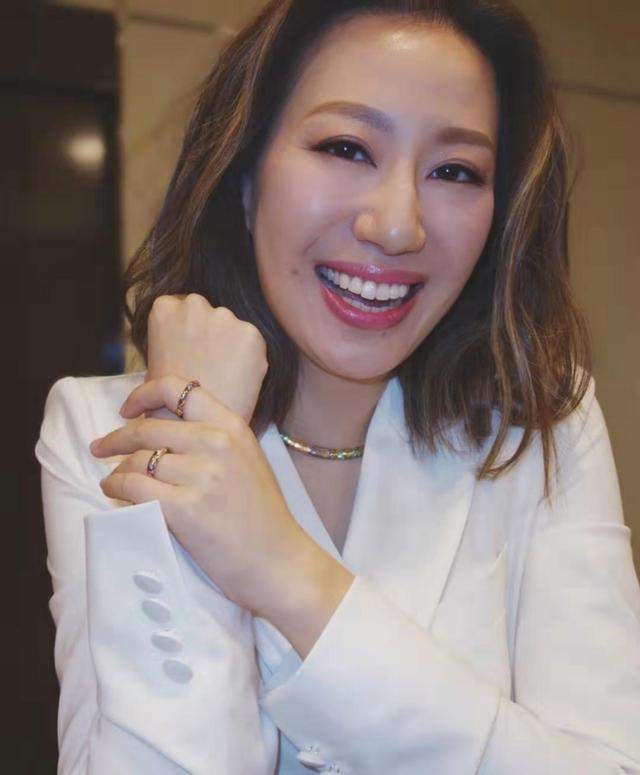 甄子丹老婆穿白裙变白月光，一笑撞脸钟丽缇，怪不得甄子丹怕老婆