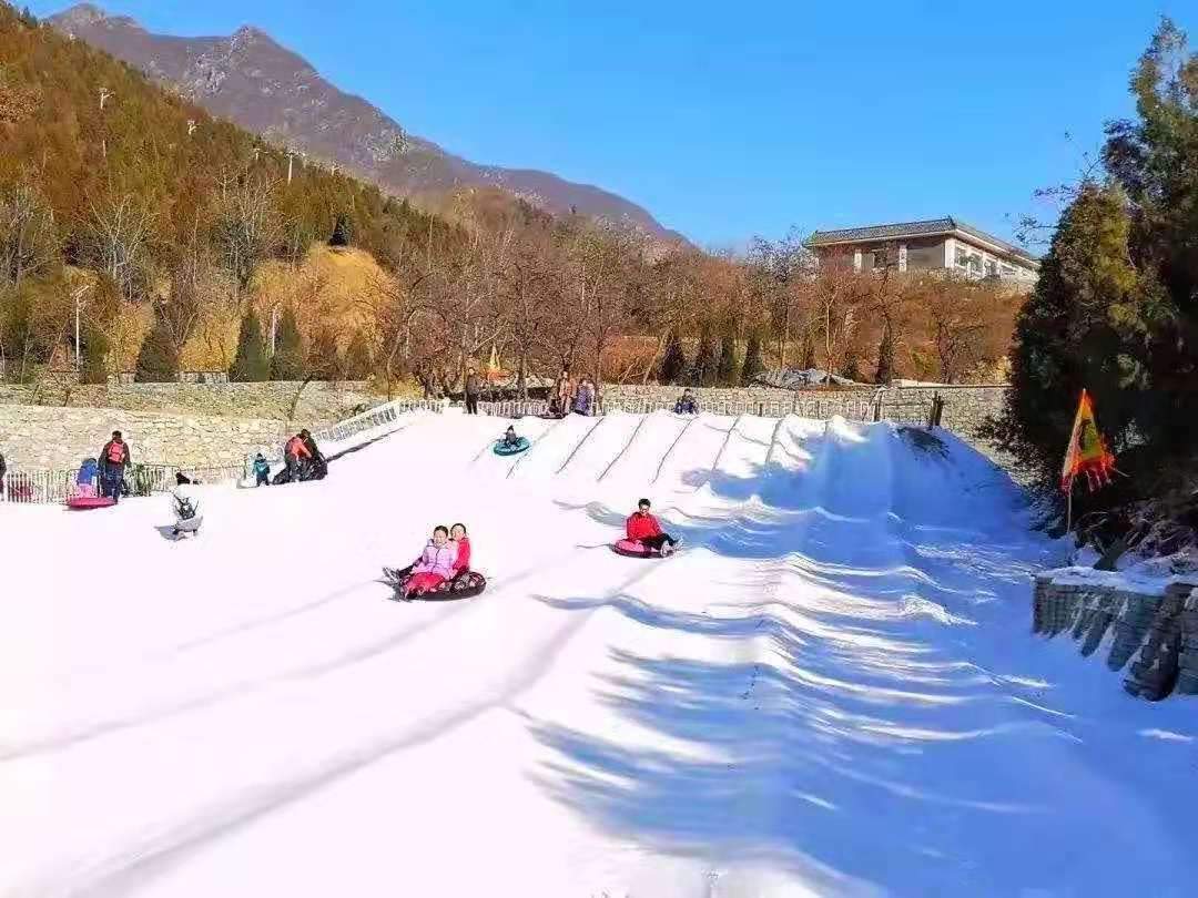 北京喜欢滑雪的小伙伴有福了，光房山就有5个滑雪场，去滑雪那是分分钟的事