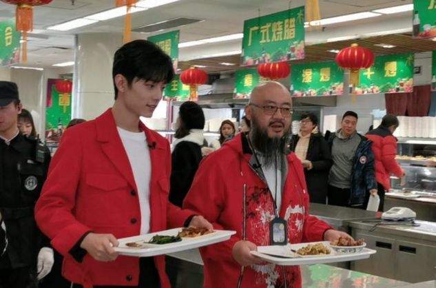 肖战北京卫视食堂打饭，谁注意了他的餐盘，这才是明星的真实饭量