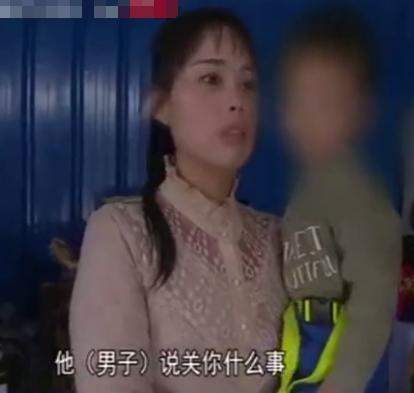 2岁男童被陌生男子抱走，市民发现后制服男子，男子：关你什么事